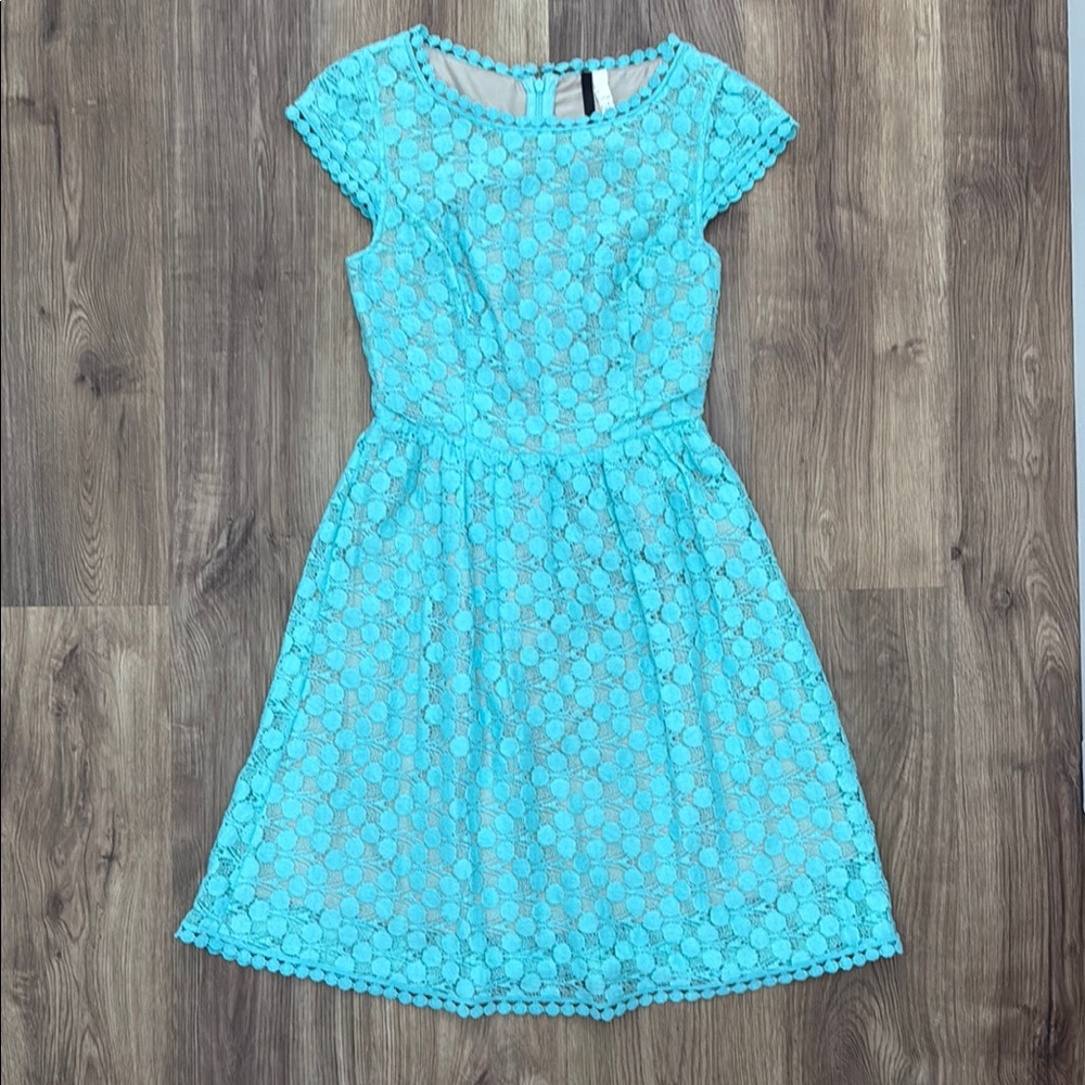 Kensie Aqua blue women’s lace dress. Lined with nude lining. Size XS